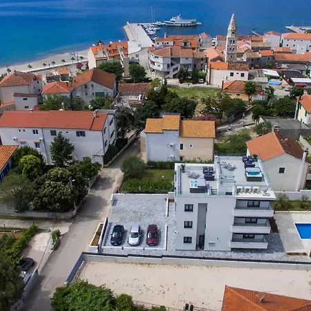 3 Stella Deluxe With A Heated Swimming Pool, Jacuzzi, Sauna And Bbq * Turanj