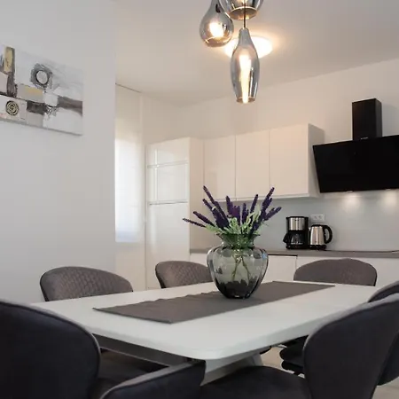 3 Stella Deluxe With A Heated Swimming Pool, Jacuzzi, Sauna And Bbq *