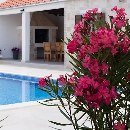 3 Stella Deluxe With A Heated Swimming Pool, Jacuzzi, Sauna And Bbq توراني