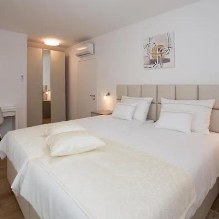 3 Stella Deluxe With A Heated Swimming Pool, Jacuzzi, Sauna And Bbq *