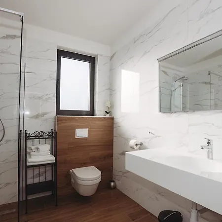 3 Stella Deluxe With A Heated Swimming Pool, Jacuzzi, Sauna And Bbq Apartman Turanj