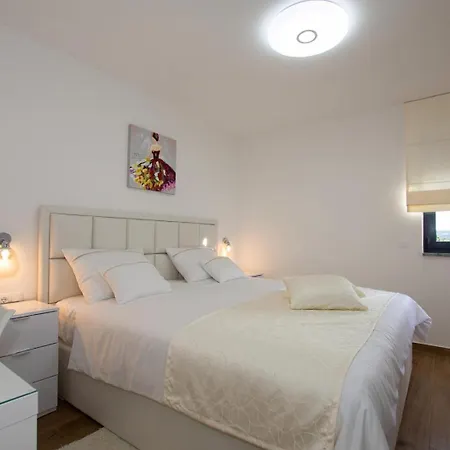3 Stella Deluxe With A Heated Swimming Pool, Jacuzzi, Sauna And Bbq Apartman Turanj