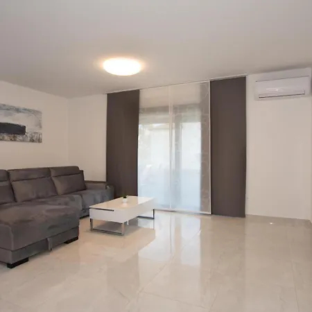 3 Stella Deluxe With A Heated Swimming Pool, Jacuzzi, Sauna And Bbq
