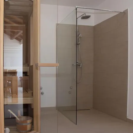 3 Stella Deluxe With A Heated Swimming Pool, Jacuzzi, Sauna And Bbq توراني